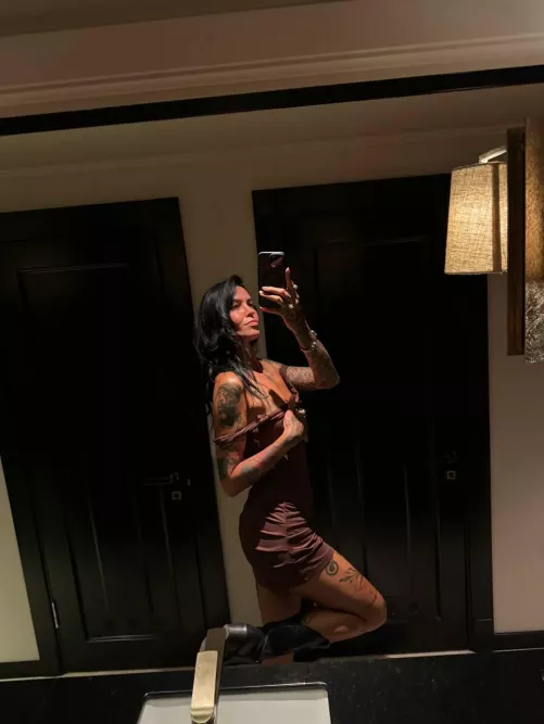 this night was just so memorable, decided to take a pic of myself in this fancy outfit 