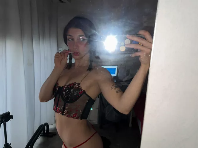 Do u like the new croptop I bought? I think red looks good on me 