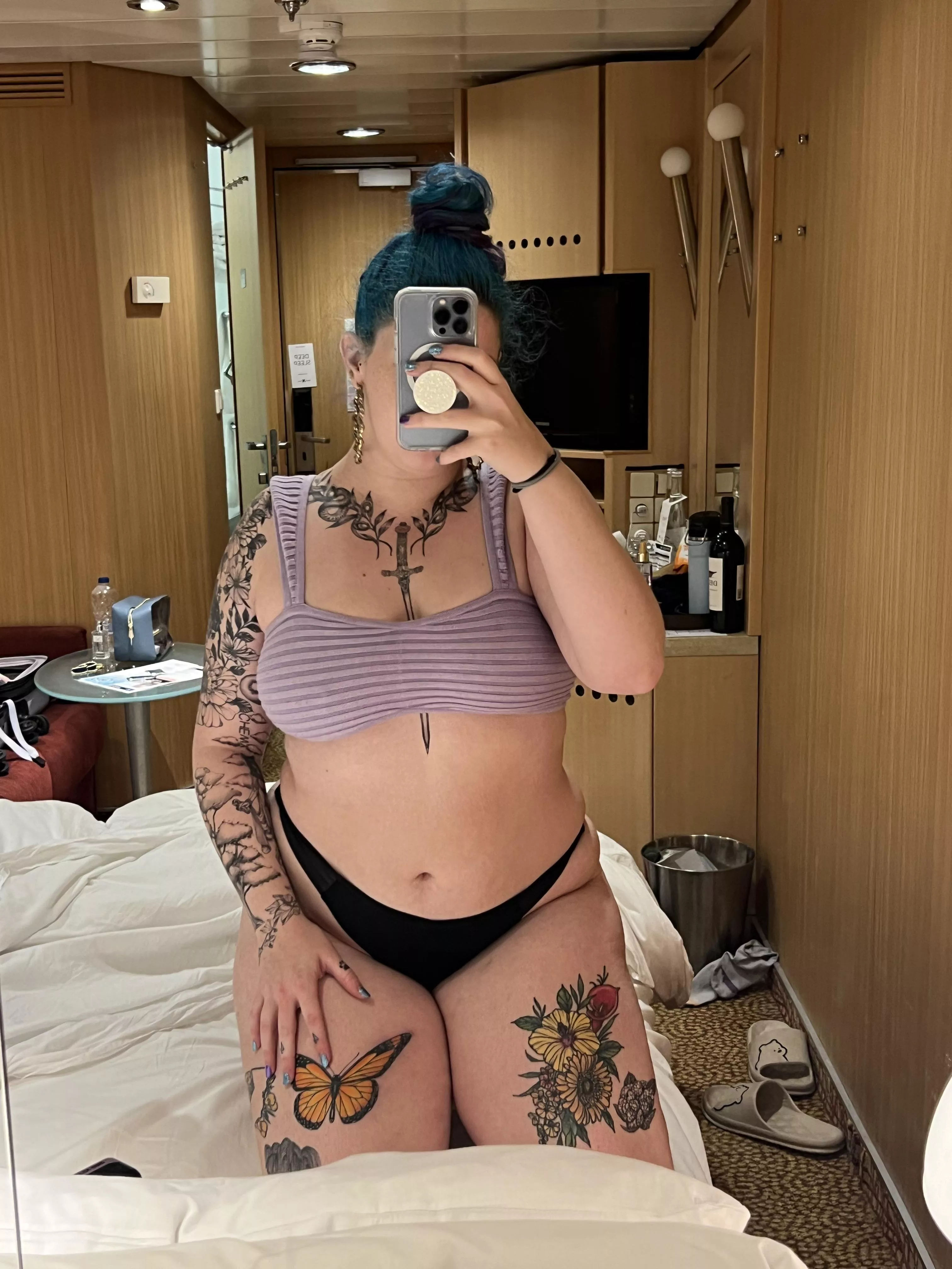 i’ll let you color in my arm tattoos after you fuck me😉🥰