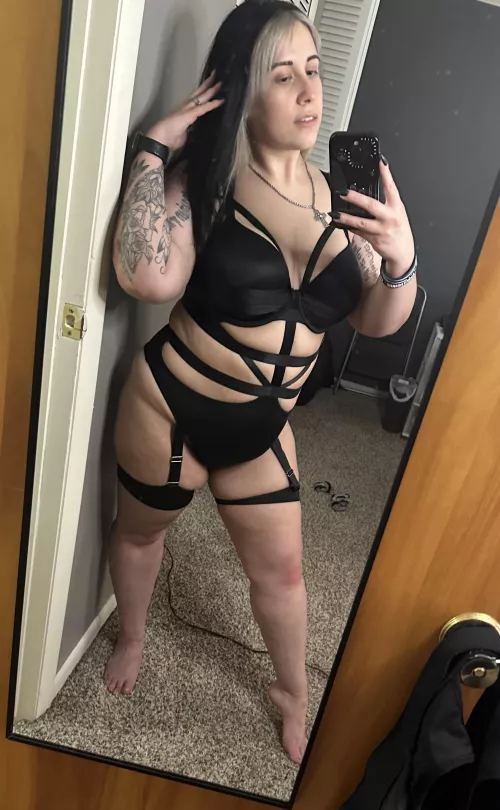 Just a mirror, a phone, and my short chubby self 