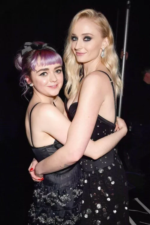 Maisie Williams & Sophie Turner 