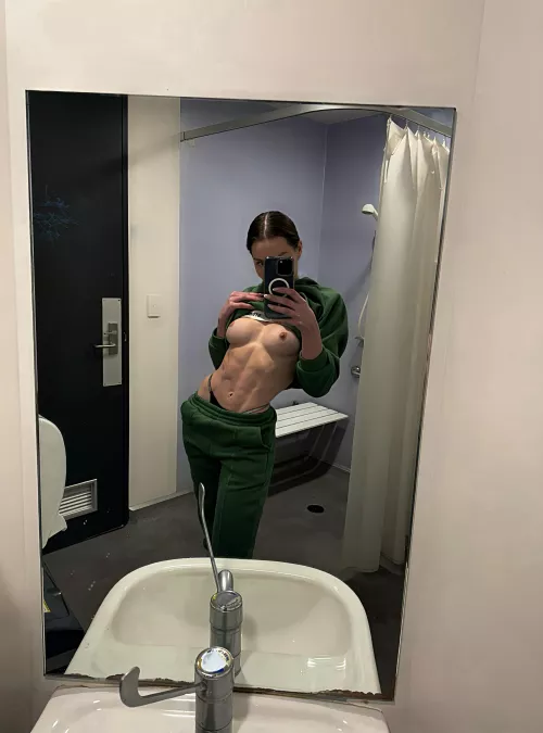 the gym bathroom lighting is always so good