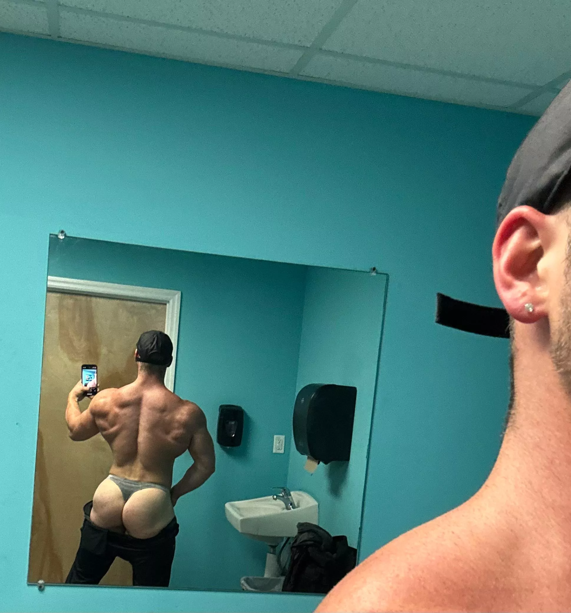 You see me in the locker room what’s your next move?😏🍑💦(26)