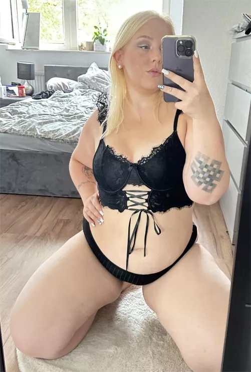 Are you hungry, daddy, wanna lick.