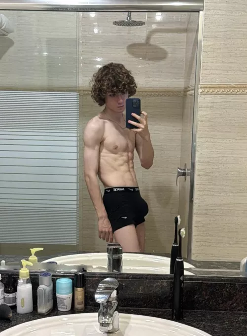 Can’t hide that bulge 😏