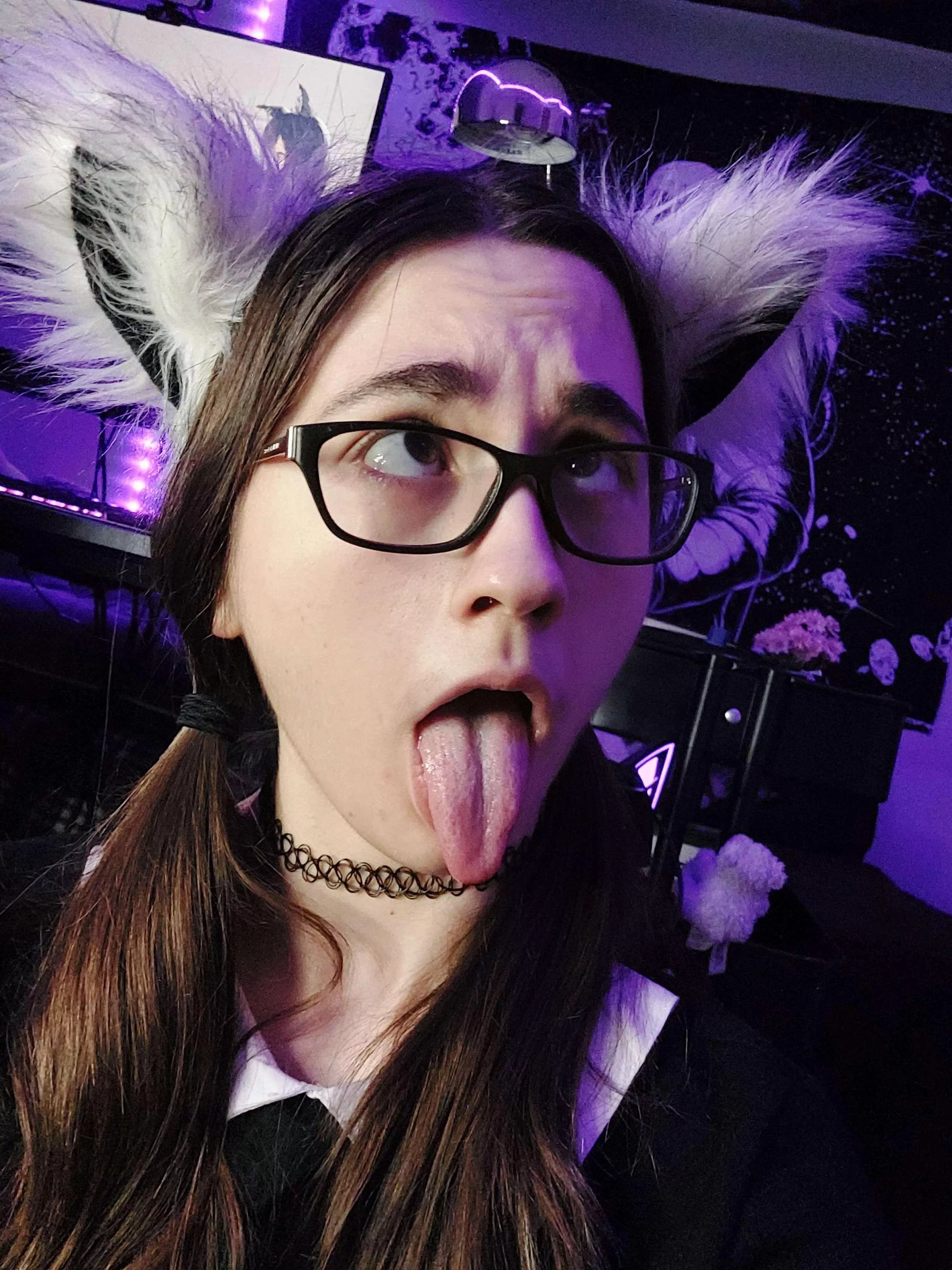 desperate pup in need of attention (⸝⸝>w<⸝⸝)