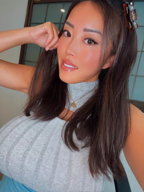 I can't help it.. these curves are just here to get you all worked up.