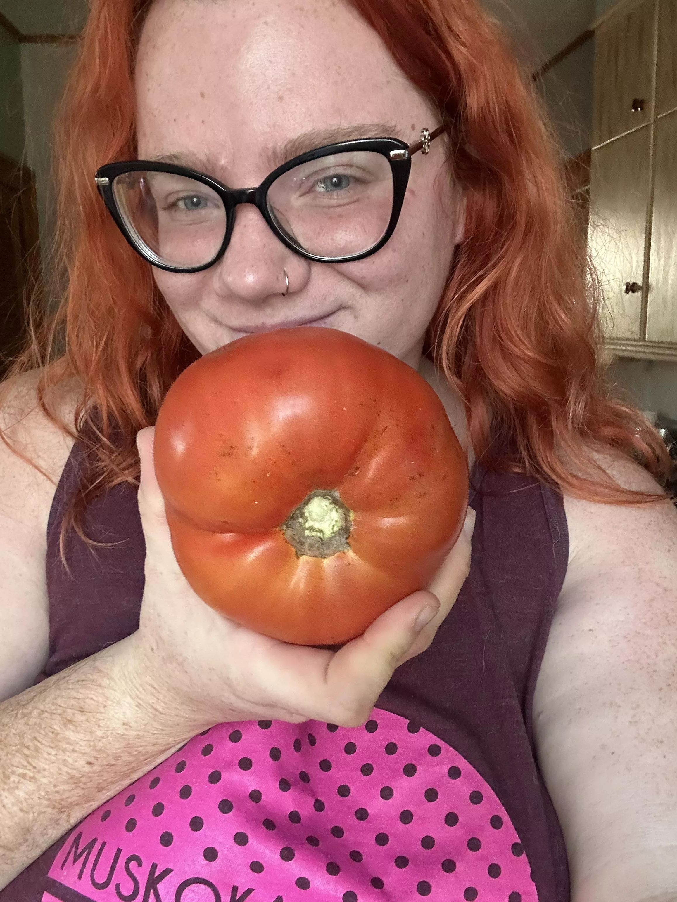 Look how big my tomato is 😂🤭