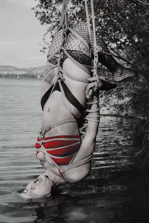 scream for me, siren in red.