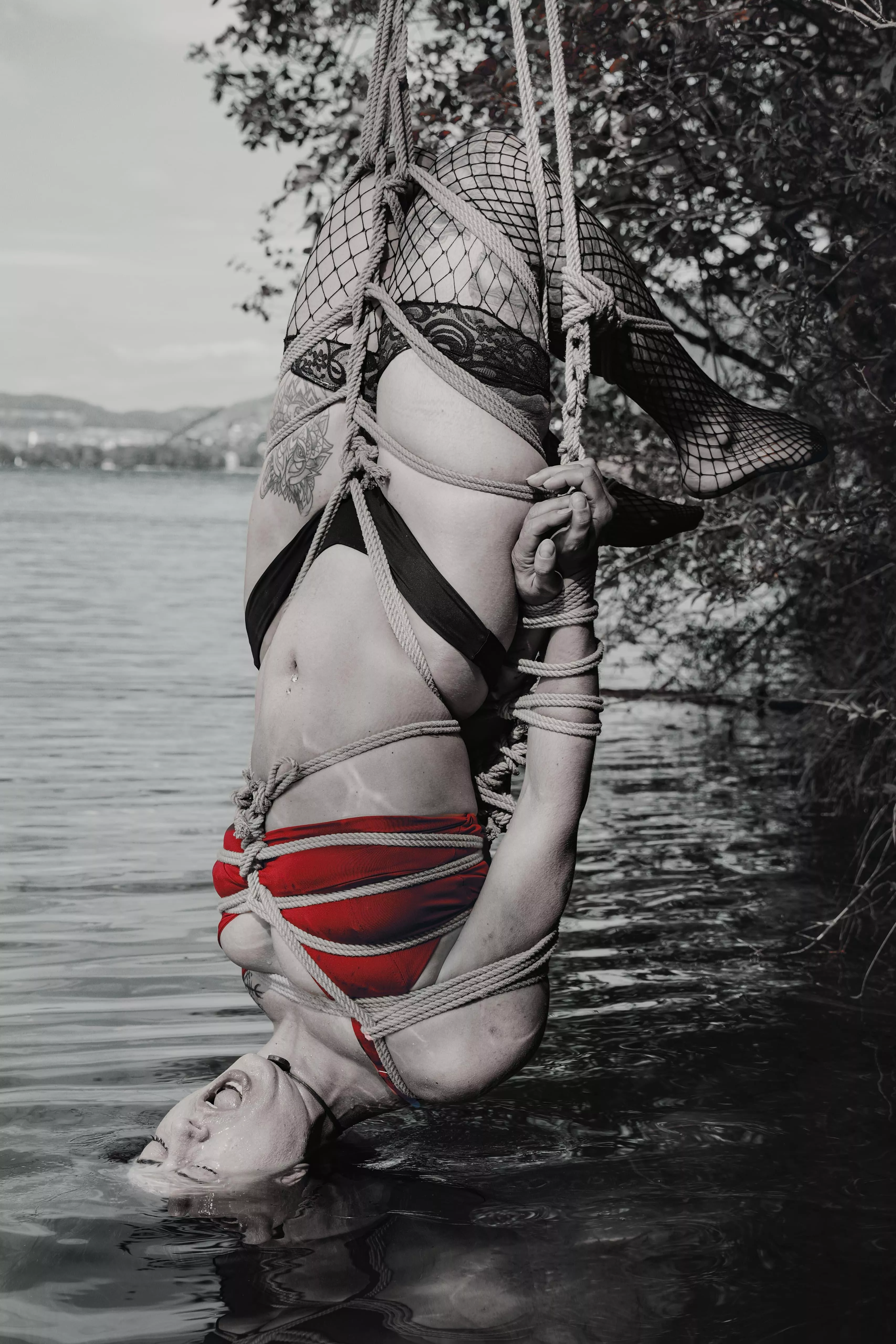 scream for me, siren in red.