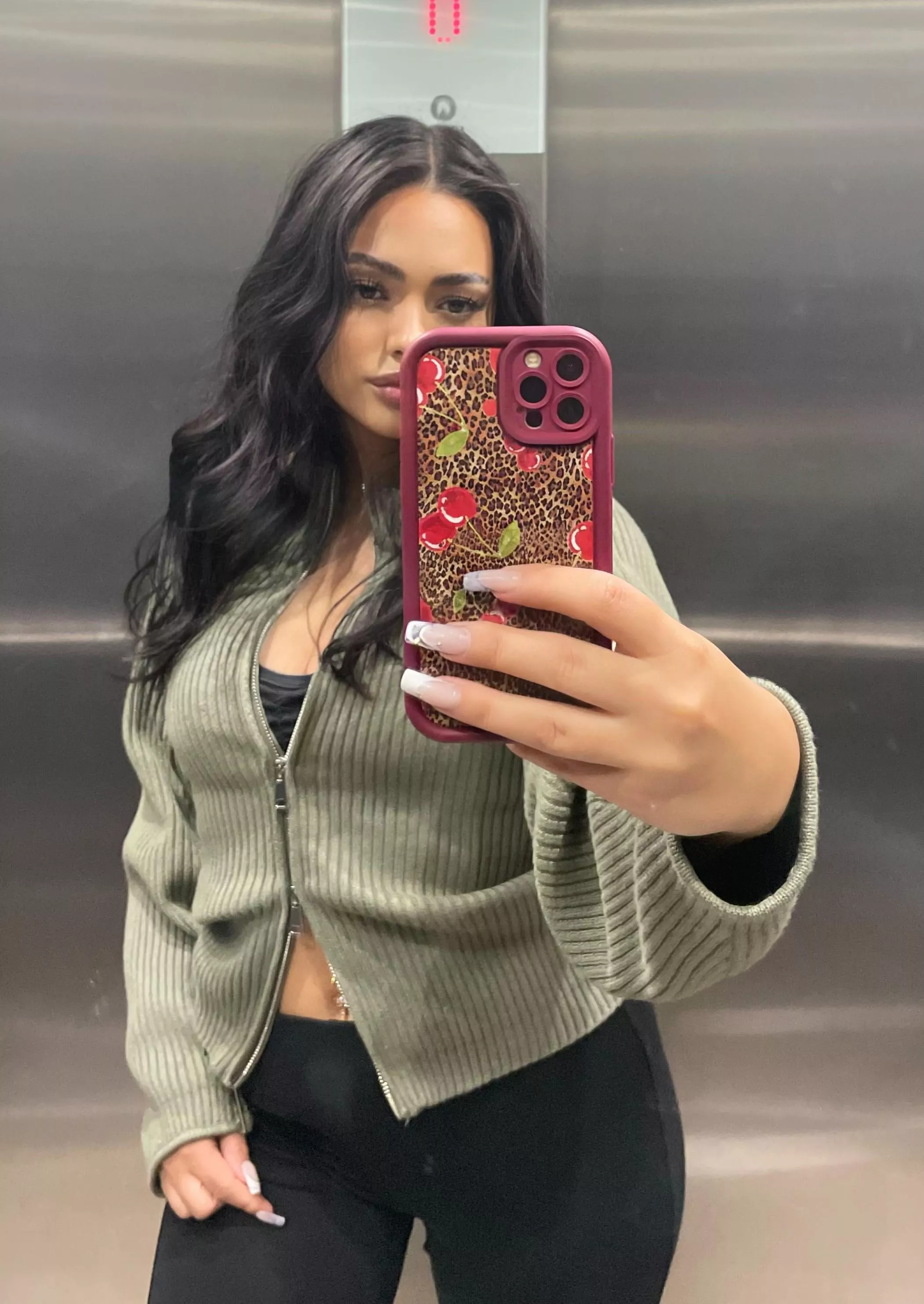 Selfie of a classy girl who's ready to go out.