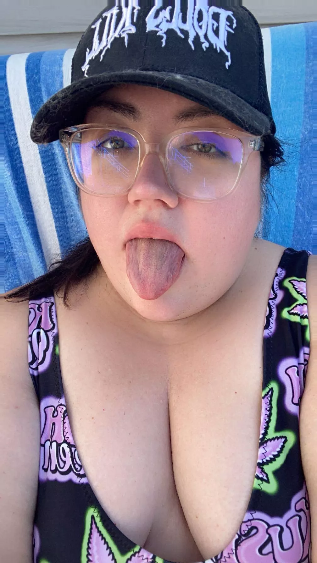 happy thursday, im suntanning and getting high 