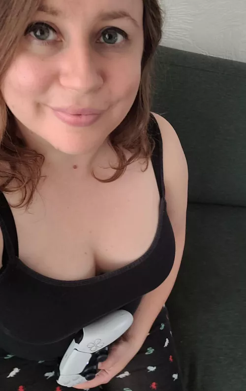 Playing Hogwarts Legacy with matching pants✨️