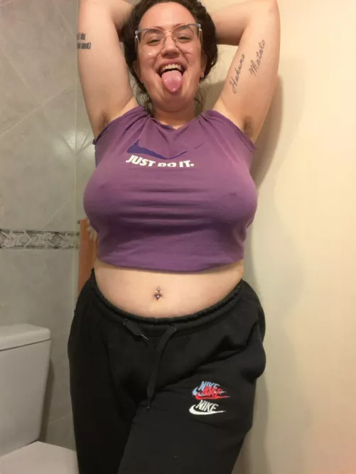 Sweaty armpits with a strong or mild smell