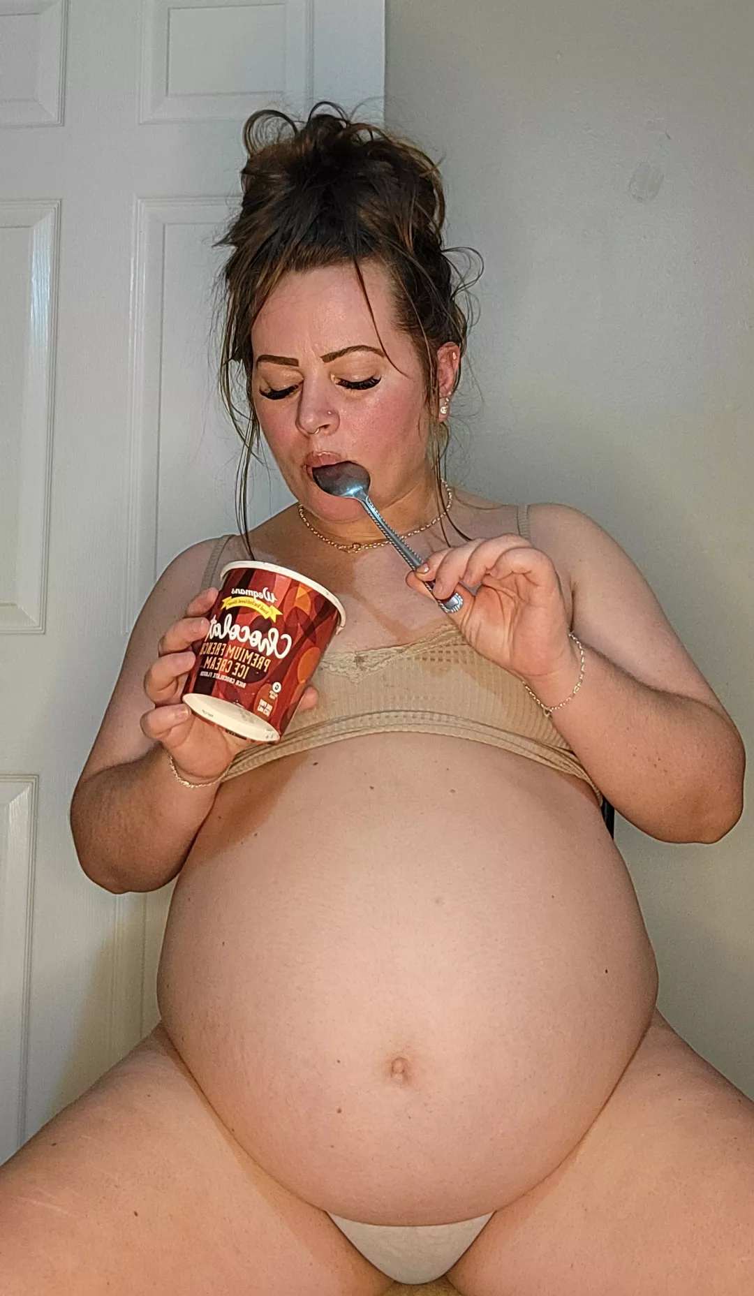 What a pot-bellied princess 🍦🥵🤤 it still shocks me that I started at a tiny 97lbs 