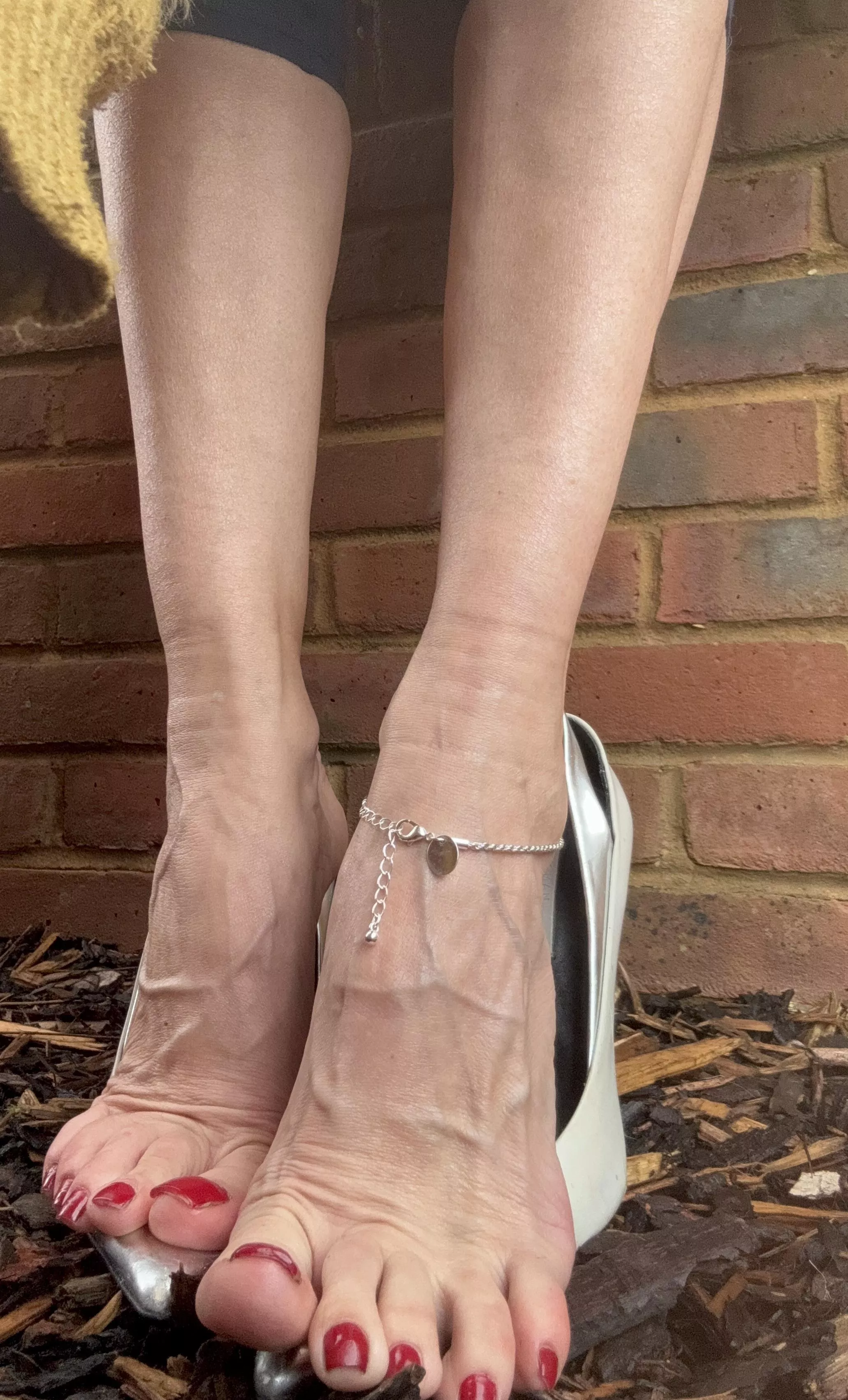 Are you obsessed with my veiny feet yet?