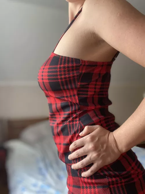 Boob on the side in an attractive dress