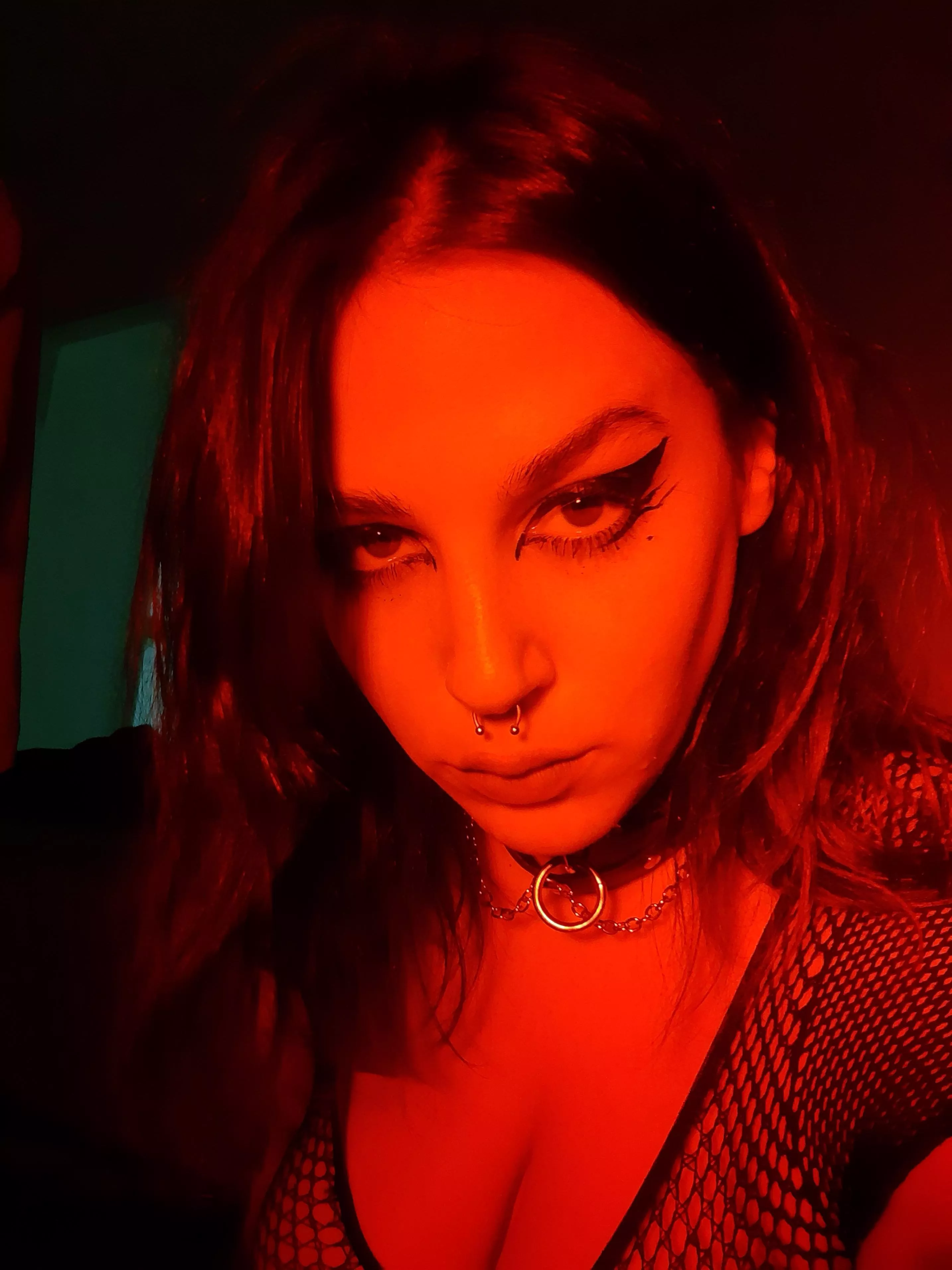 Do you think the red light suits me?