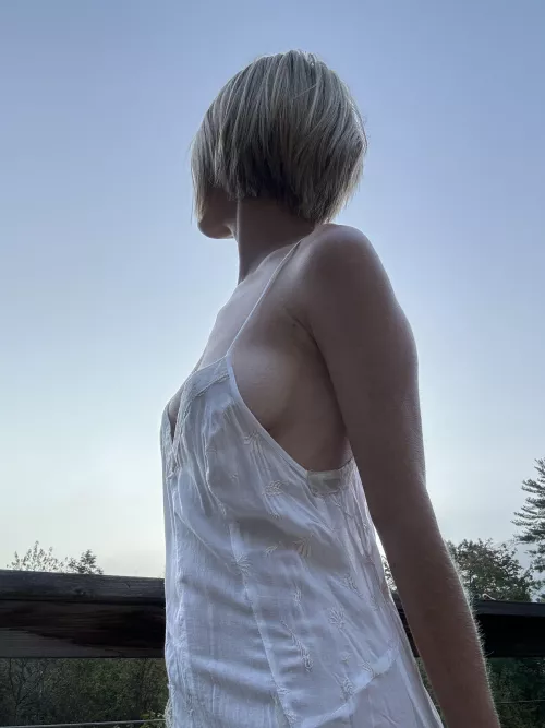 Early morning sideboob