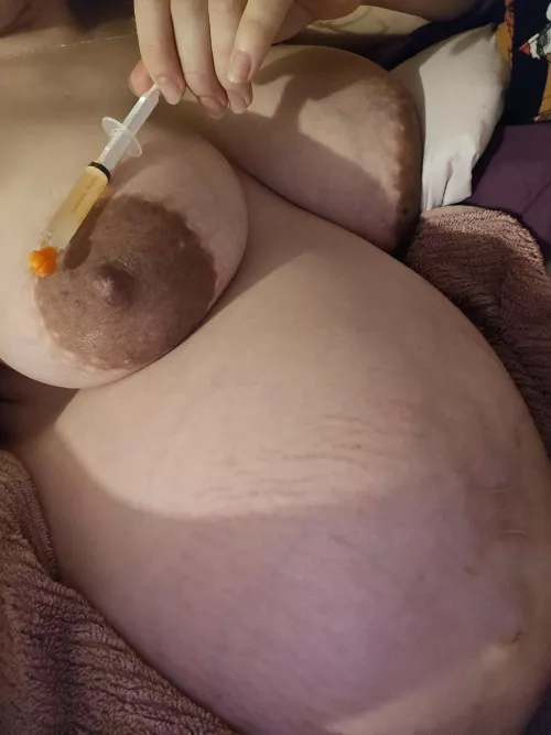 Expressing colostrum to pass the time [41+5] 