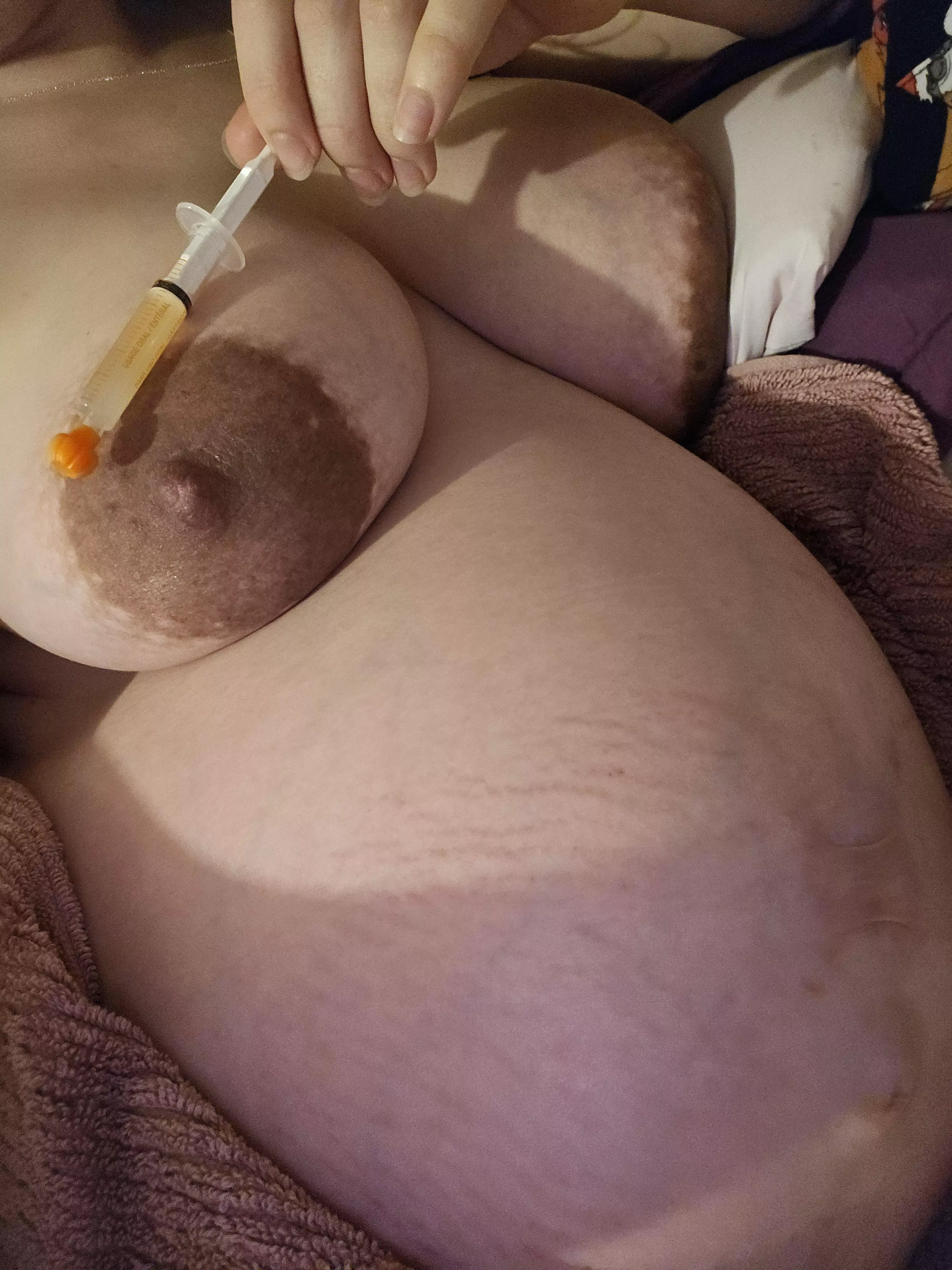 Expressing colostrum to pass the time [41+5] 