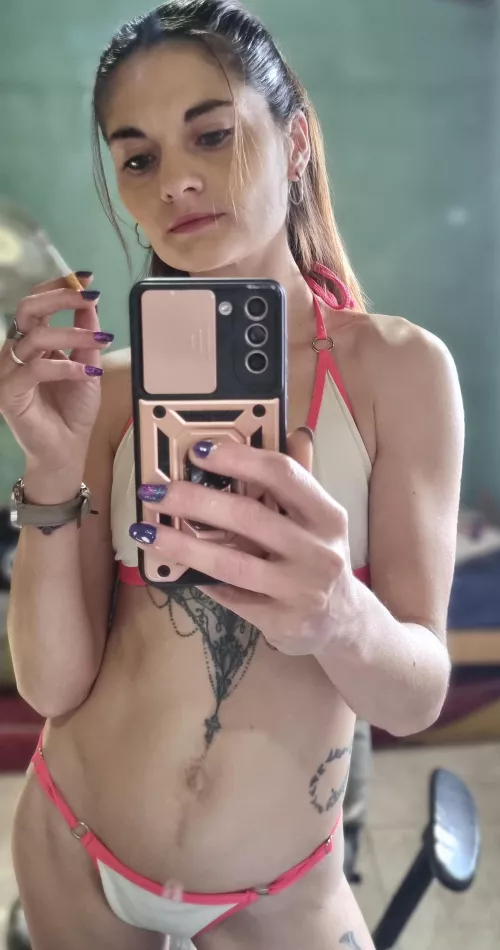 Hi honey! Are you coming to smoke with me?