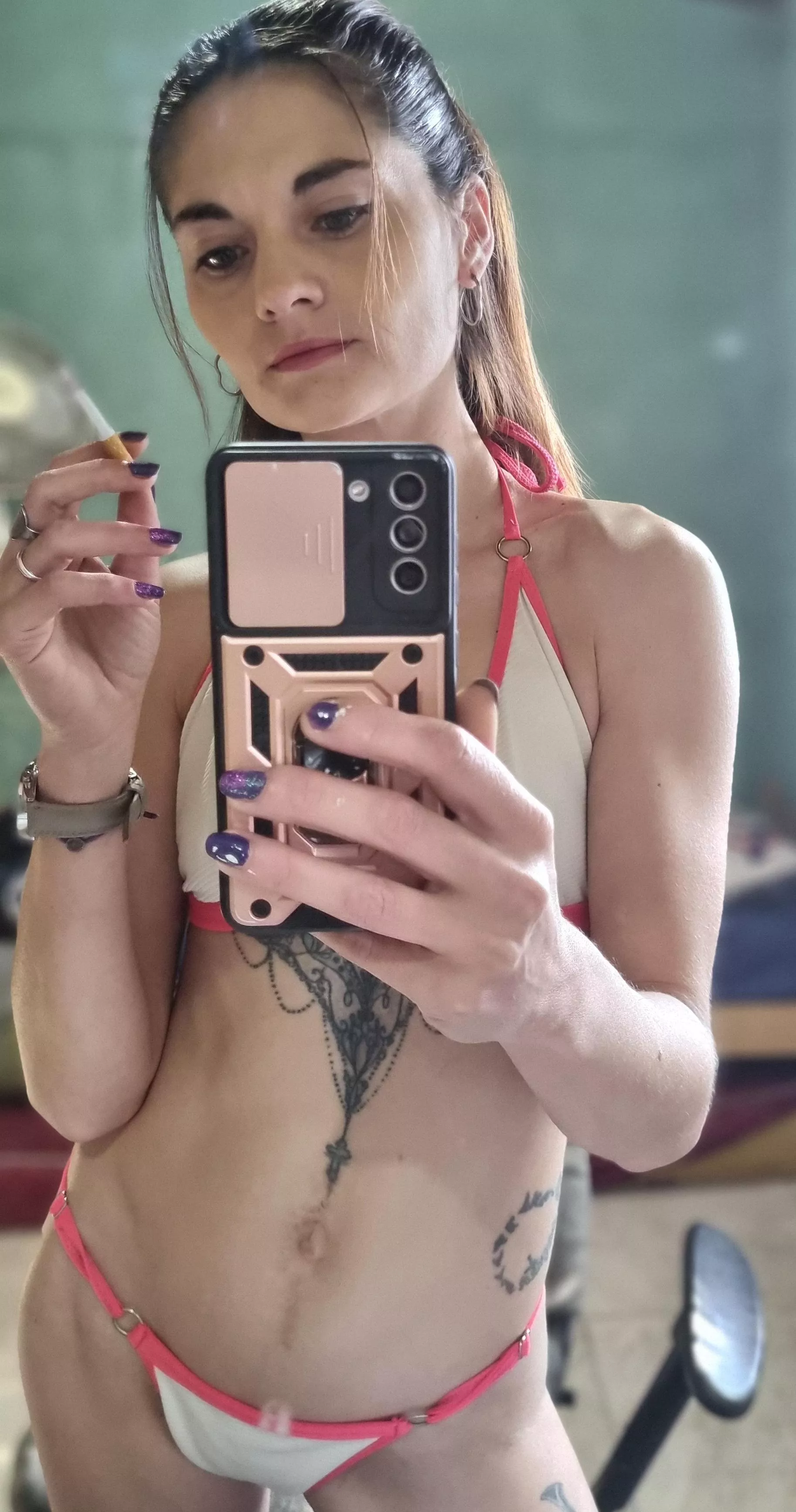 Hi honey! Are you coming to smoke with me?