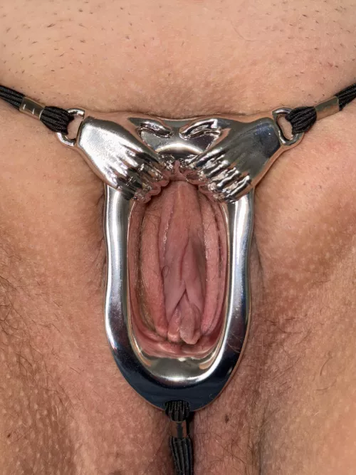 My new toy pulls back my lips and exposes my sensitive clit… what tools would you use to torture me? [F]