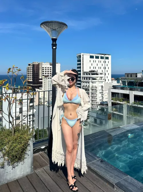 The sun's too bright, the sky's too blue~