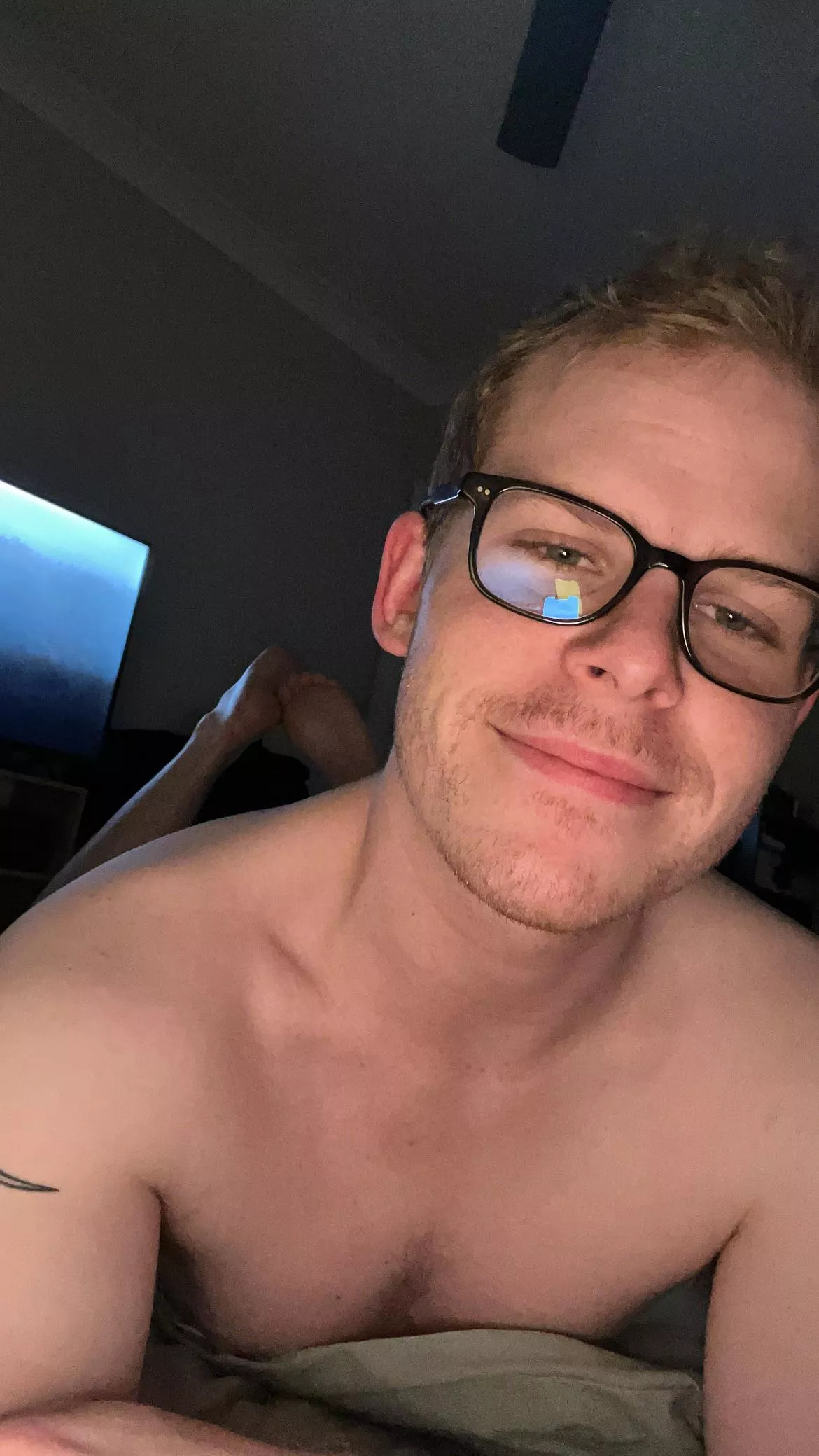 24 - Just a gay guy looking for friends/bros😇