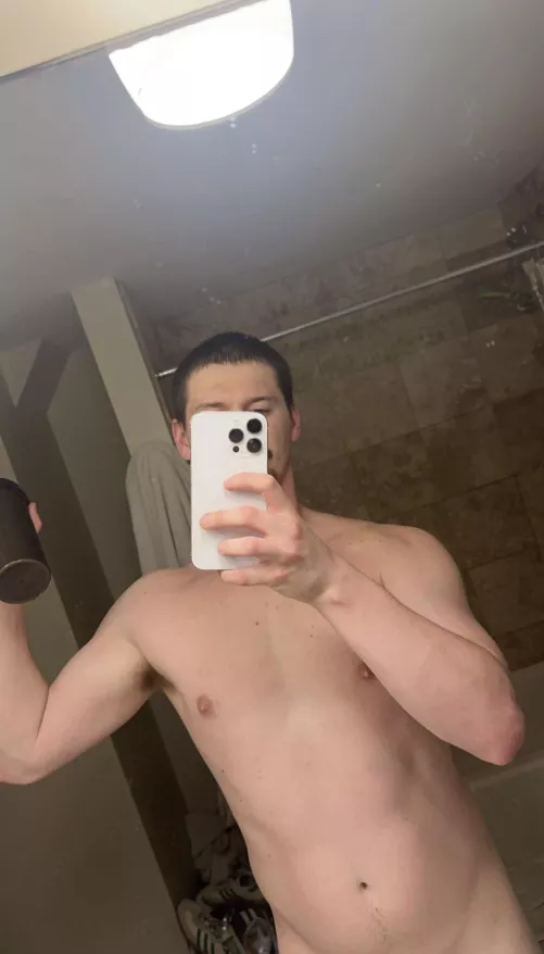 I have no limits and do crazy kinky play. Dm me with your desires  