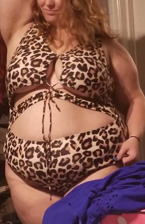 I love the underboob in this bikini! 😍