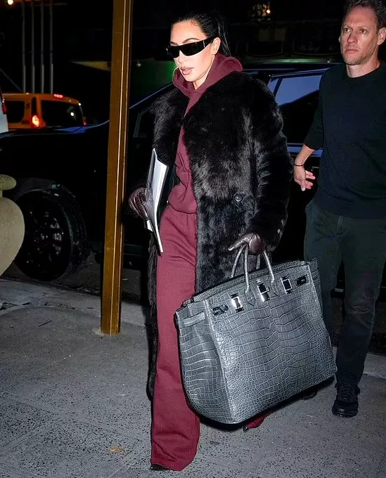 Kim out in New York, Screamms Aura!