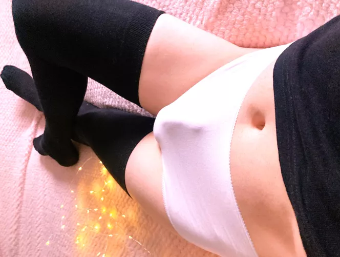 love the outline of my lil pp in white cotton panties :3