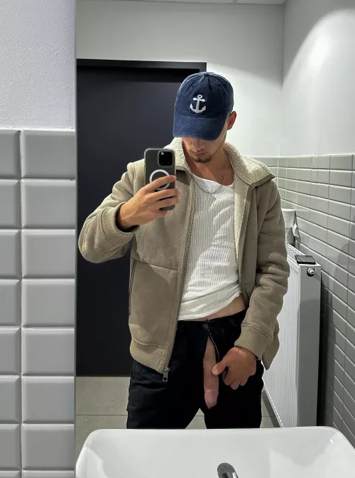 21 horny at work 😈