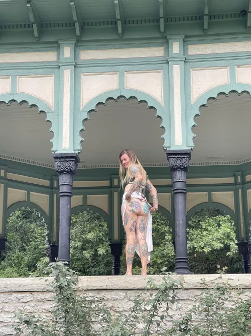 I can't help but let the booty out