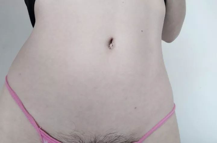 I want you to call my belly button on your knees 