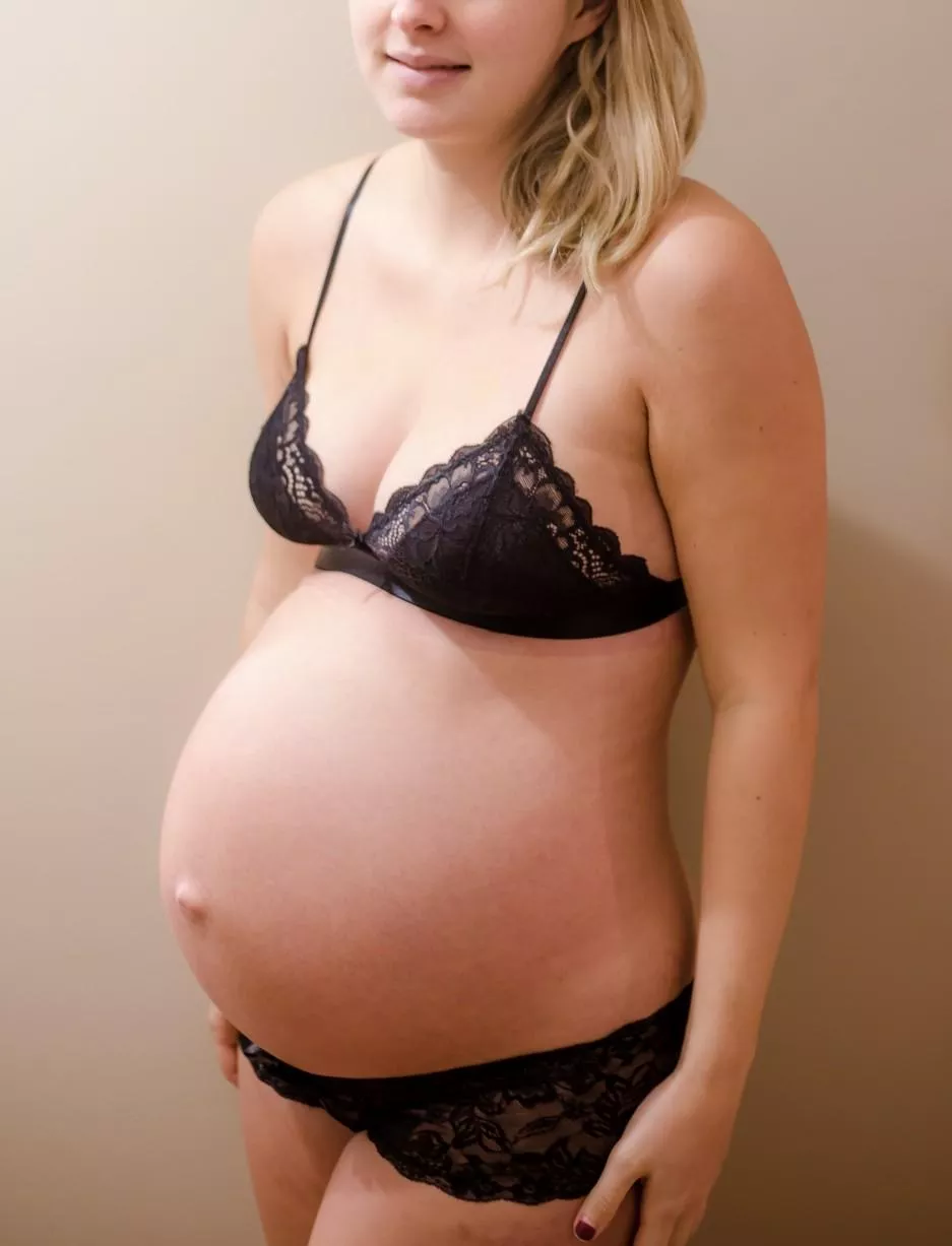 Pregnant Babe in black 