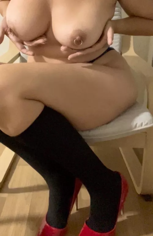 red heels go well with a good set of tits