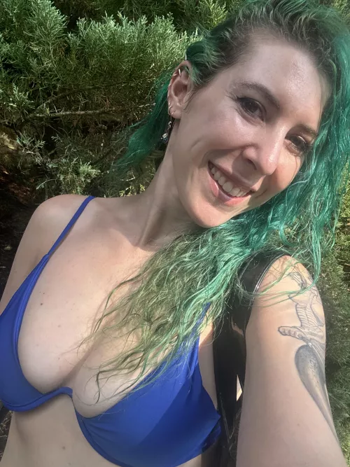 Royal blue smiles [image]