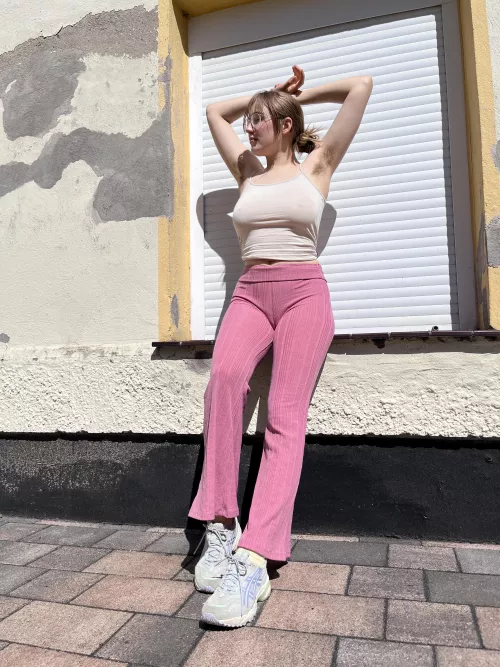 showing off my hairy pits ;)