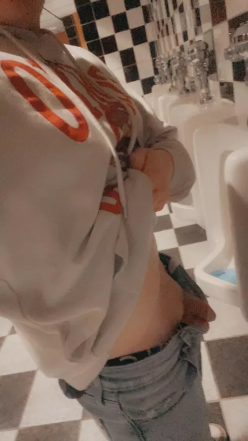 Took a sneaky pic in the movies bathroom 😘