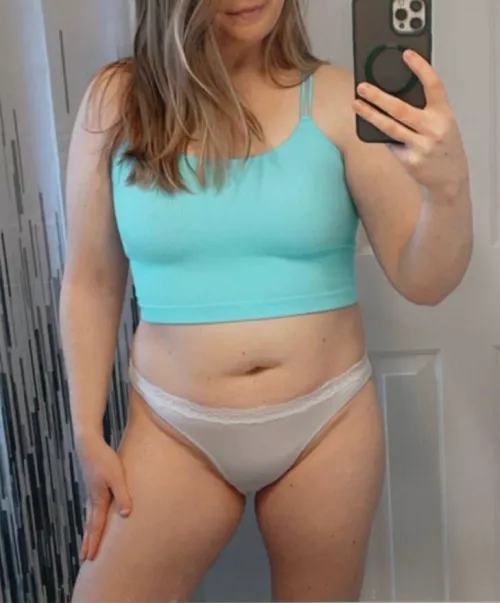 Trying on some we workout clothes 