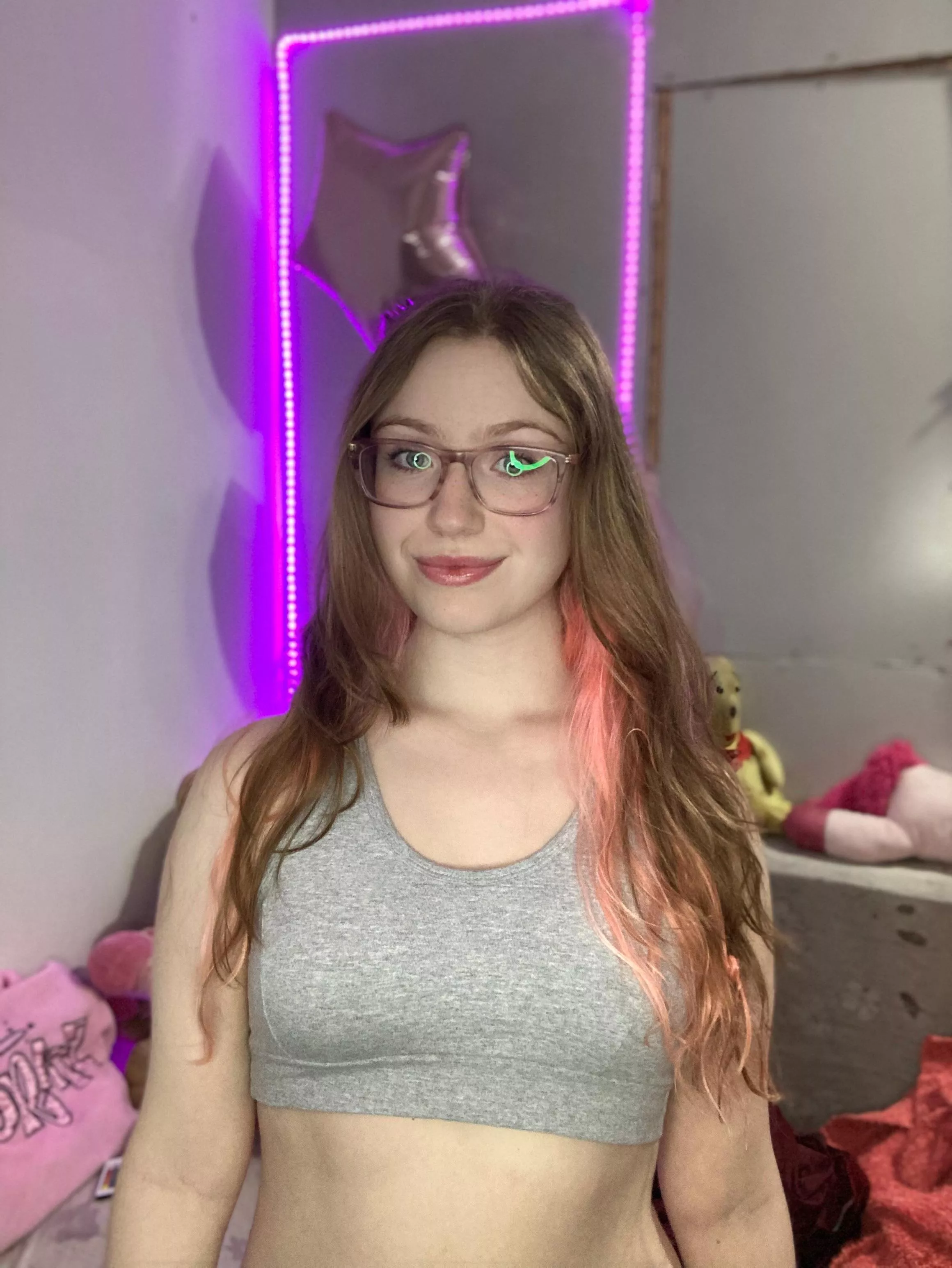 what can u say abt this 19F nerd? 🖤