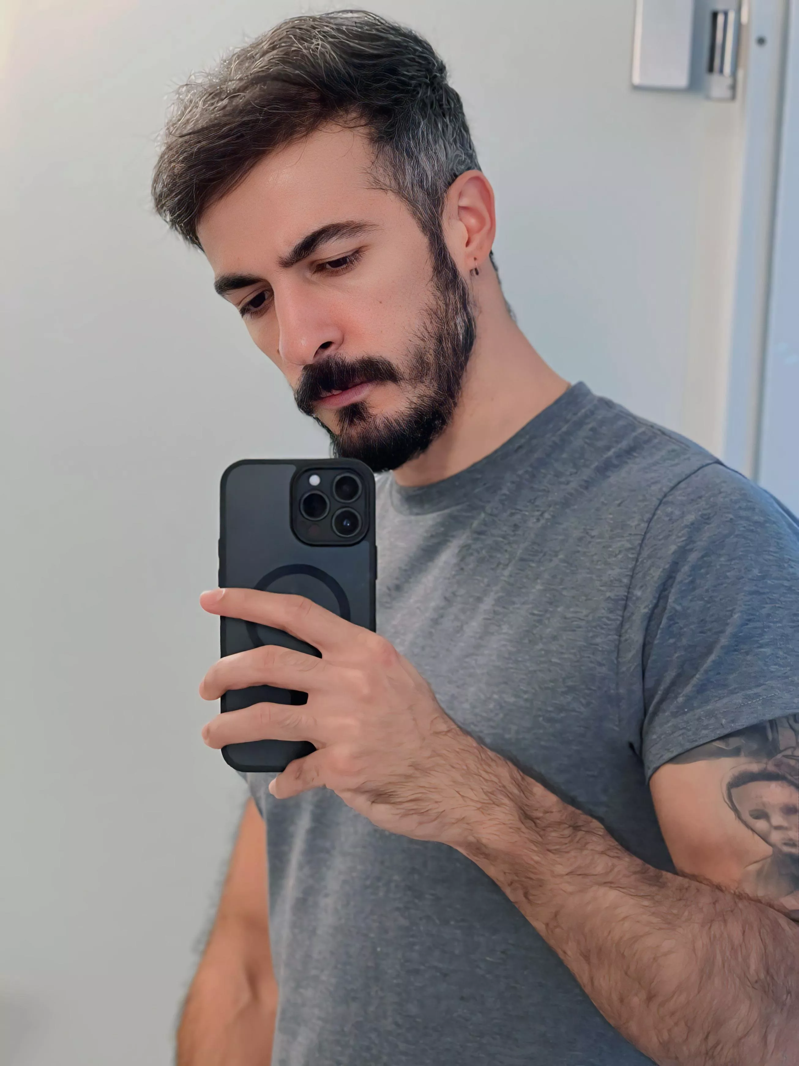 Hey bros! Can you suggest a good creepy horror novel to read on cold winter nights? π€π Hey bros! Can you suggest a good creepy horror novel to read on cold winter nights? π€π