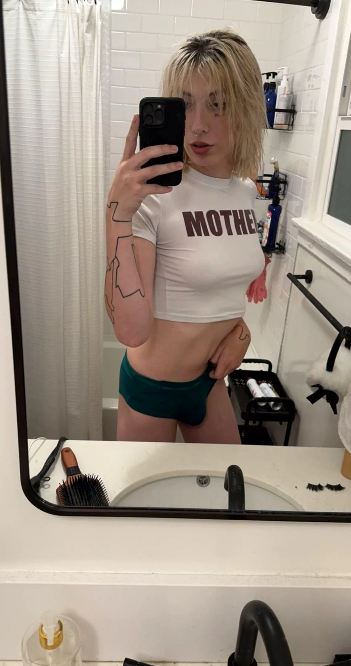 I am ur mother, so obey when i say kneel 😈