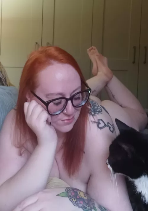 Let's pretend I'm not being upstaged by a cat! 🤭