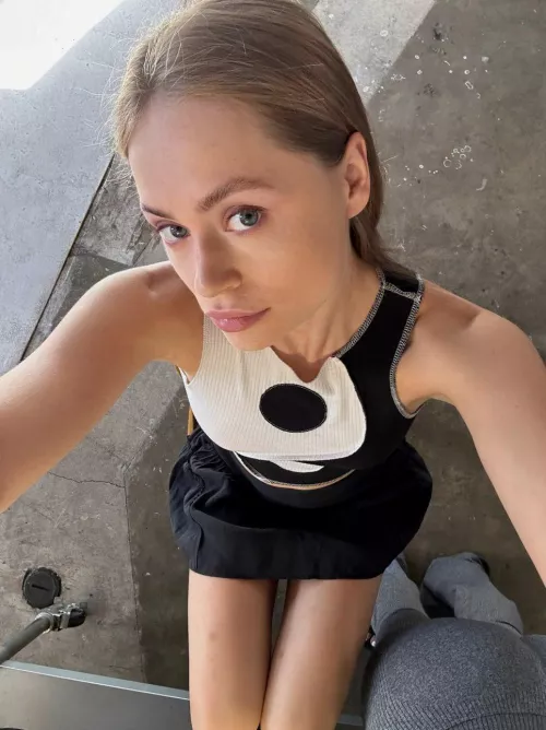 Still looking classy in simple outfit! 