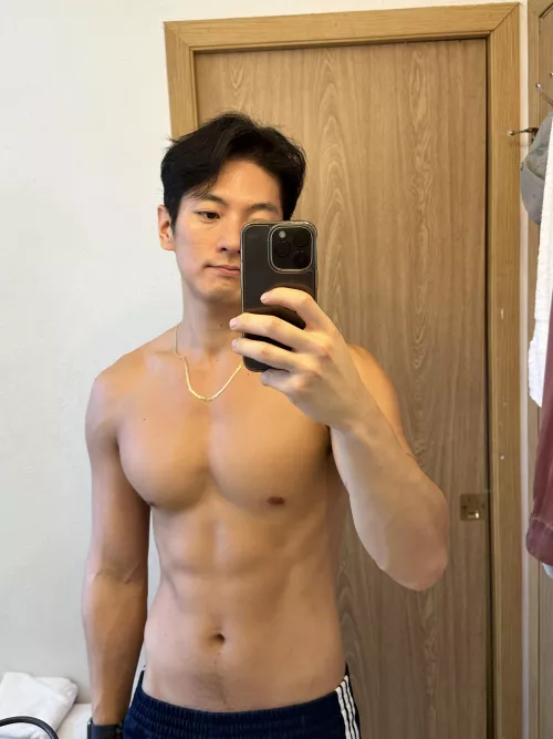 Visiting my parents this weekend so here’s a selfie from my childhood bathroom 🤭