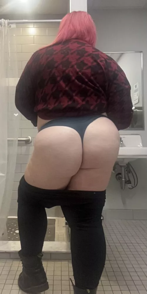 A nice big ass to brighten your Monday 😈
